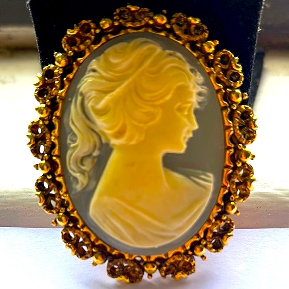 Hand Carved Vintage Cameo Pin/Brooch, Antique Blue Agate With Gold Frame - Picture 4 of 9